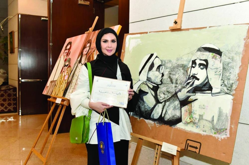 فاطمة يوسف أمام لوحتها