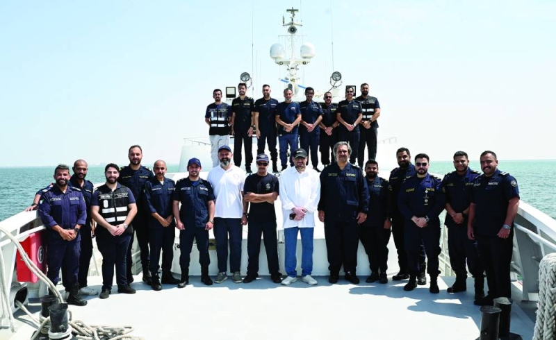 


العازمي والزميل ناصر الفرحان مع طاقم السفينة 