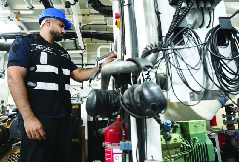 


 صيانة السفينة بأياد وطنية 