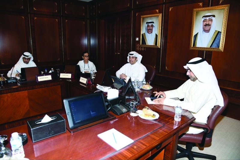 


الوزير مترئساً الاجتماع بحضور الشيخة أمثال الأحمد 