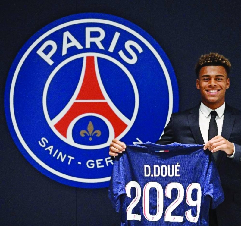 ديزيريه دويه حاملاً قميص باريس سان جرمان