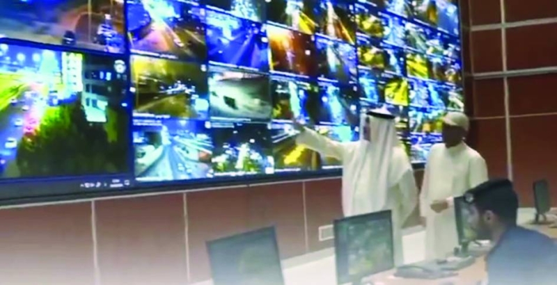 


اليوسف خلال جولته على إدارة «عمليات المرور» 