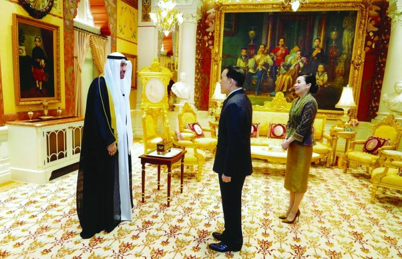 


السفير الفيلكاوي خلال لقائه ملك تايلند 