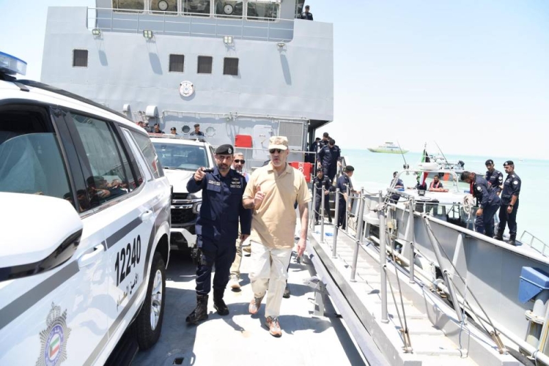 وزير الداخلية خلال الجولة في جزيرة فيلكا