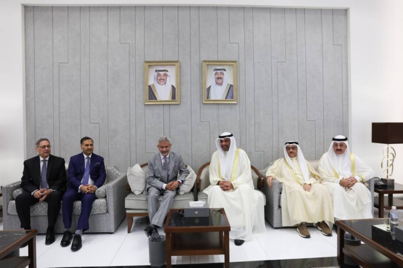 اليحيا مستقبلا نظيره الهندي في مطار الكويت 