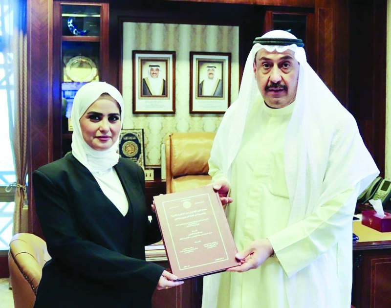  فيصل الحمود مُتلقّياً إهداء المطيري