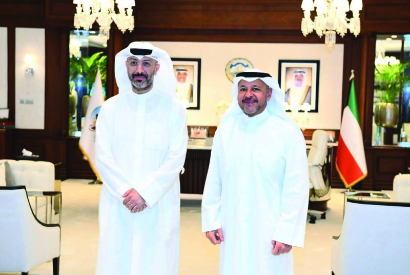 


محافظ الفروانية خلال استقباله جاسم بوحمد 