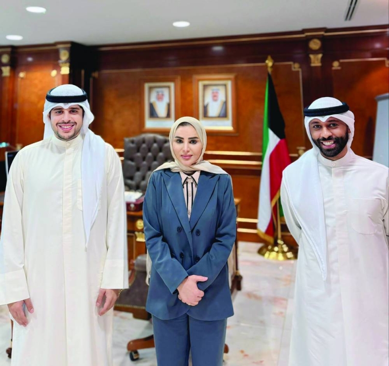 


الحويلة خلال استقبالها المبادرين  يوسف العمران وعلي الملا 