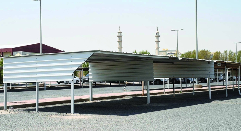 


فريق الإزالة لن يترك مظلة مخالفة  	 (تصوير نايف العقلة) 