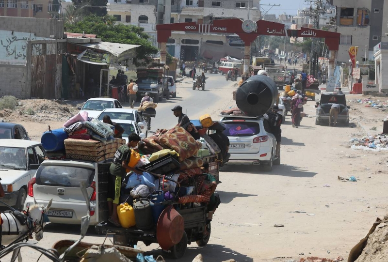 فلسطينيون نازحون يفرون من خان يونس أمس