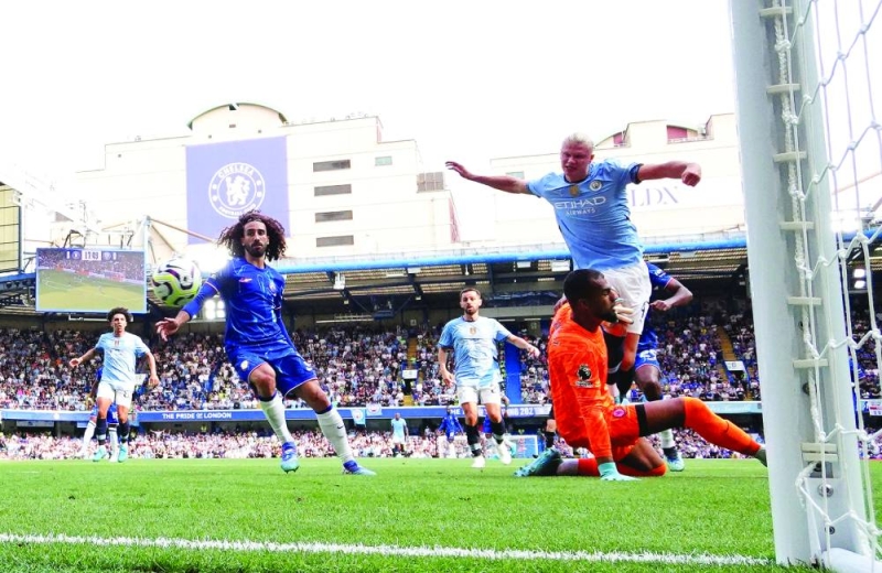 


إرلينغ هالاند مسجلاً هدفه في مرمى تشلسي	 (رويترز) 