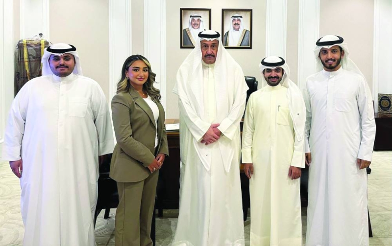 فيصل الحمود مُتوسّطاً الفريق القائم على مشروع روبوت التمريض التشخيصي