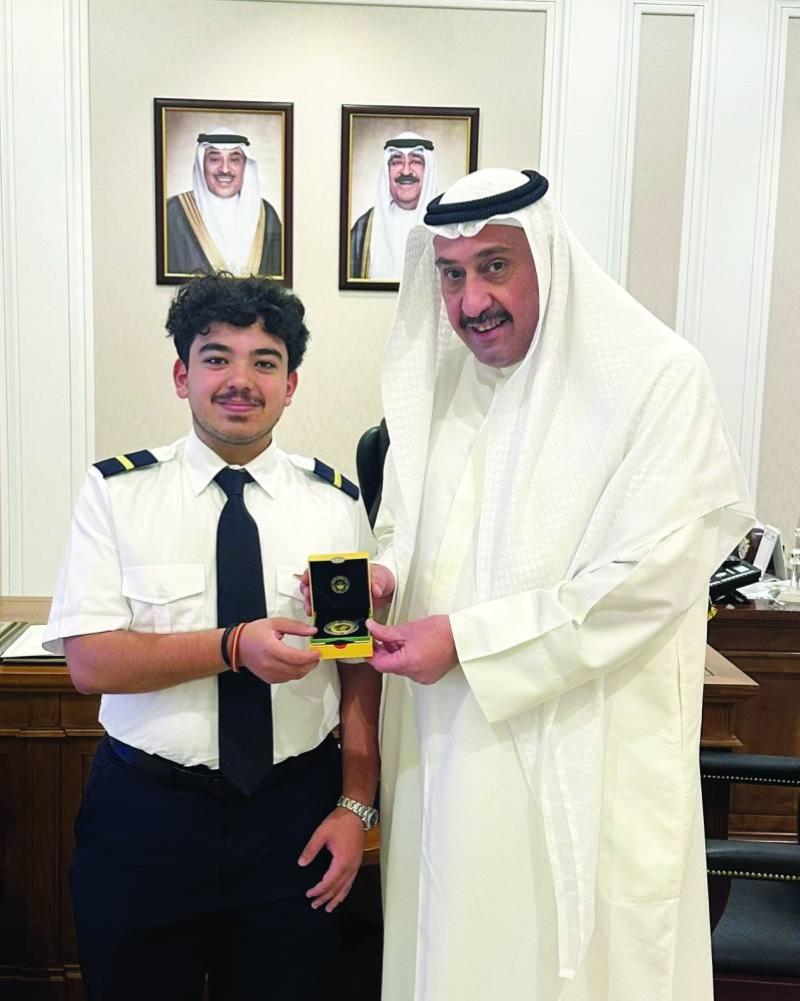 الحمود مُكرّماً مشعل النجار