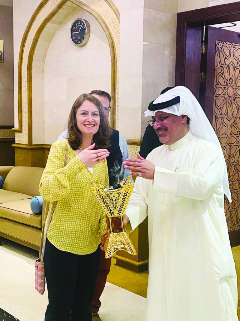 المالكي يطيّب بالبخور السفيرة البريطانية