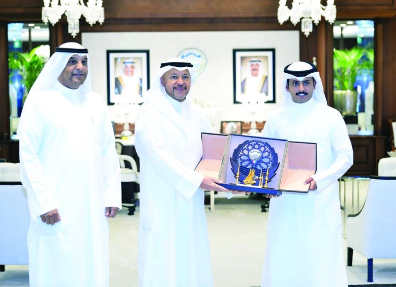 المُحافظ خلال تكريمه أرشيد القفيدي بحضور مطر البغيلي