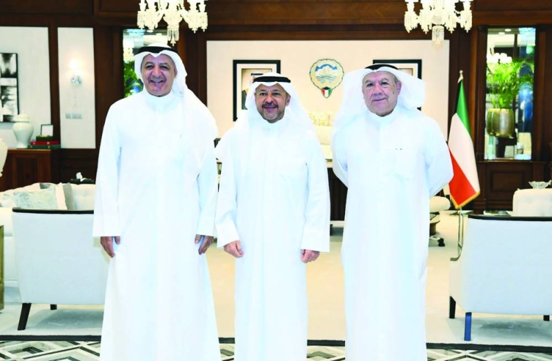 مُحافظ الفروانية مُتوسّطاً محمود بوشهري ووليد السعيد