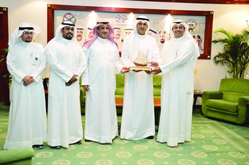 محافظ الأحمدي يتلقى درعا تذكارية من اتحاد المزارعين