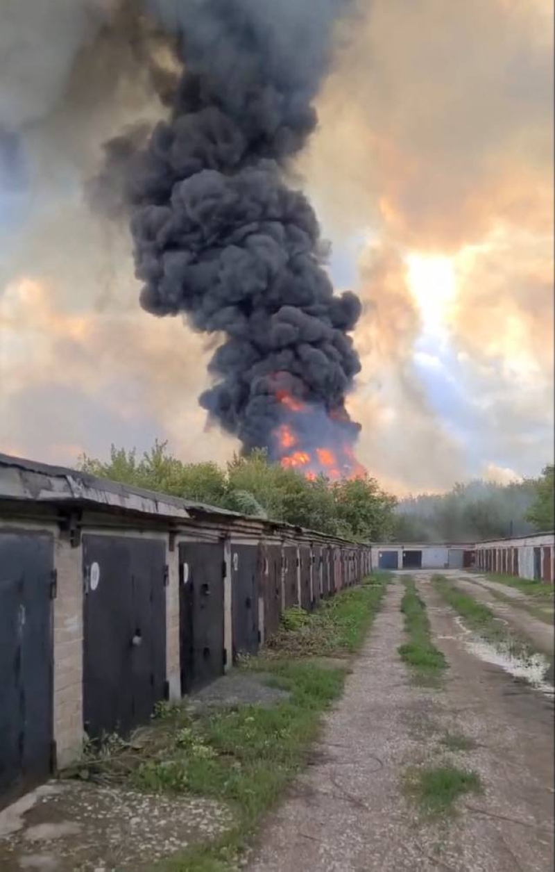 دخان غارة أوكرانية على مدينة ستيرليتاماك الروسية أمس (رويترز)