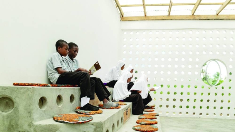 طلبة في المكتبة 