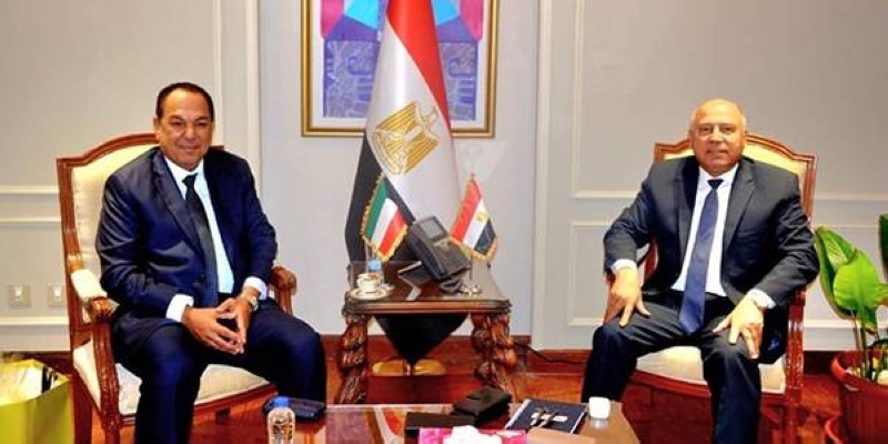 السفير الكويتي لدى مصر غانم الغانم مع وزير الصناعة والنقل المصري الفريق كامل الوزير

