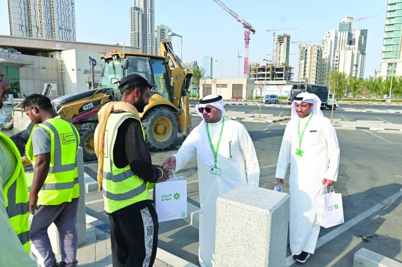 


جانب من إحدى الزيارات لعمال البناء 