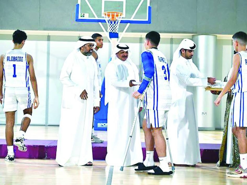 لاعبو السلة خلال التكريم