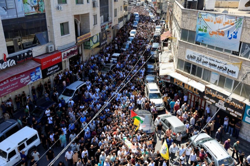 تشييع جنازة شاب فلسطيني استشهد في غارة إسرائيلية قرب الخليل أمس
(رويترز)