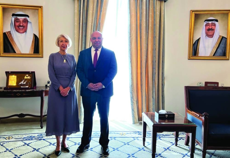 


الفصام خلال استقباله تاسيفا في مقر سفارة الكويت في فيينا 