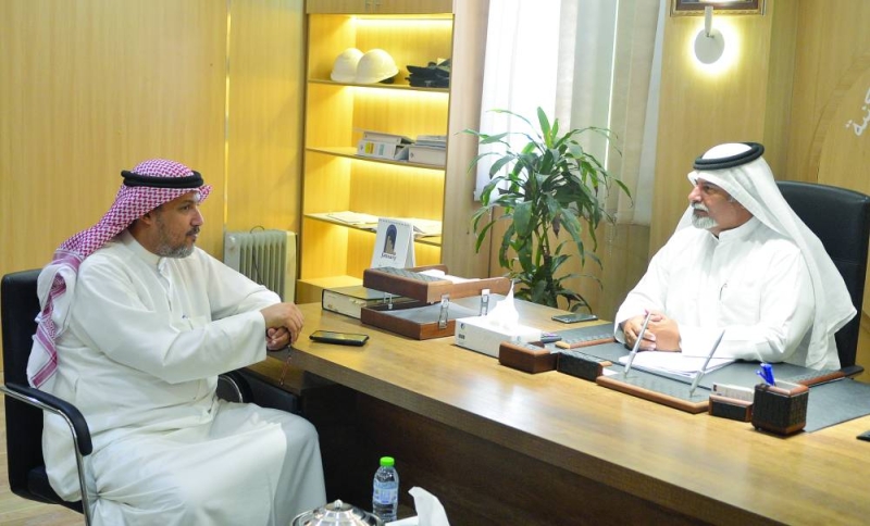 العجمي متحدثاً للزميل تركي المغامس
(تصوير سعود سالم)