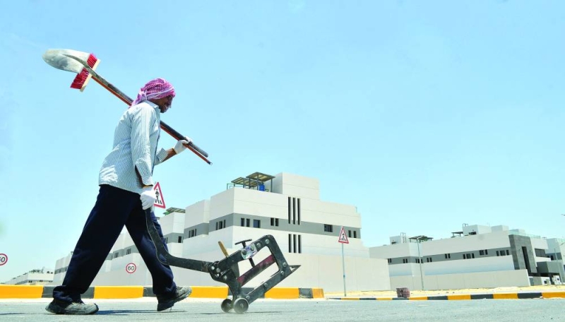 


عامل في أحد شوارع المنطقة 