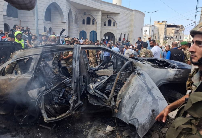 سيارة المقدح بعد استهدافها بغارة إسرائيلية في صيدا أمس (رويترز)