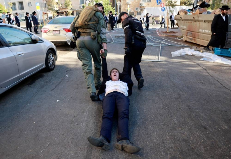 الشرطة تستخدم القوة ضد المحتجين في القدس أمس (رويترز)