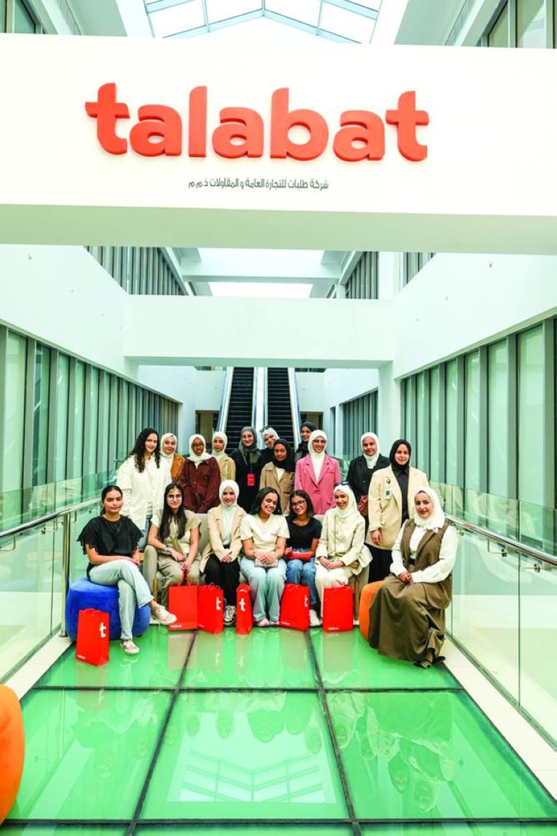 


أمل بوخمسين مع طالبات «أكاديمية X» 