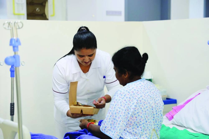 تقديم وجبة لمريضة