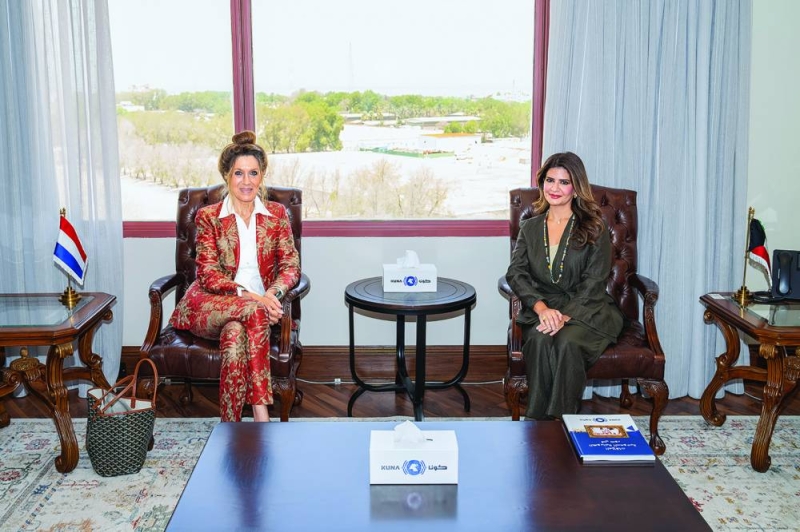 فاطمة السالم خلال استقبالها القائمة بأعمال السفارة الهولندية