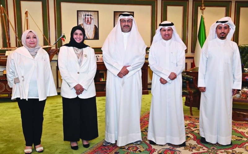 محافظ العاصمة متوسطاً فريق أصدقاء المعاقين