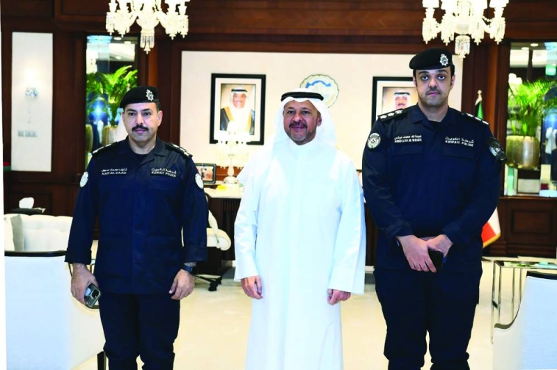 محافظ الفروانية متوسطاً العميد الحجرف والعقيد العتيبي