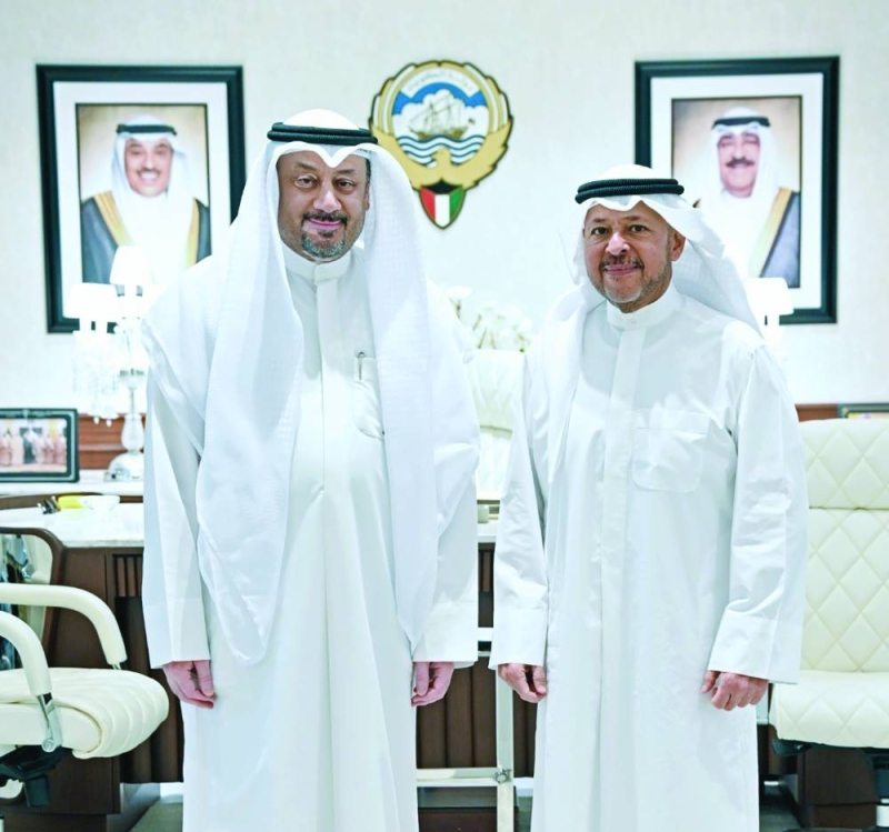 


محافظ الفروانية خلال اللقاء مع الزميل ناصر الفرحان 