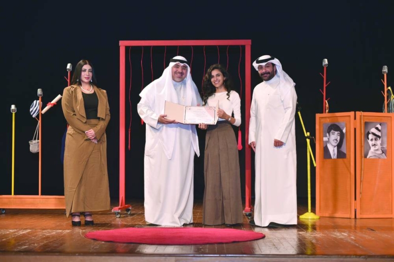 الزامل مُكرّماً إحدى المتدربات بحضور بدر والعامر