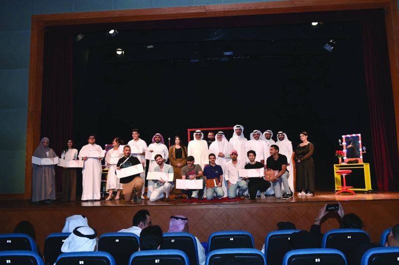 


المكرّمون في لقطة جماعية 