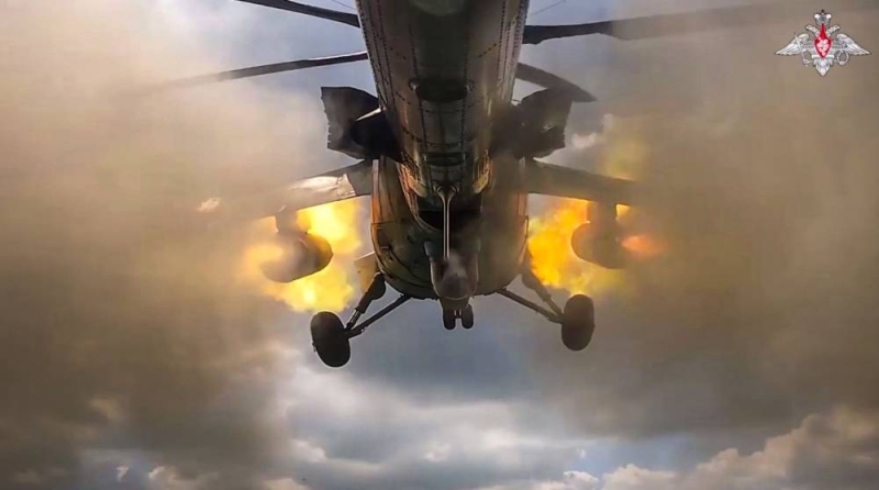 مروحية روسية تستهدف قوات أوكرانية قرب كورسك أمس (أ ف ب)