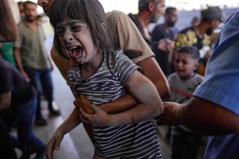 نقل طفلة فلسطينية إلى المستشفى بعد إصابتها في غارة إسرائيلية على خان يونس أمس (أ ف ب)