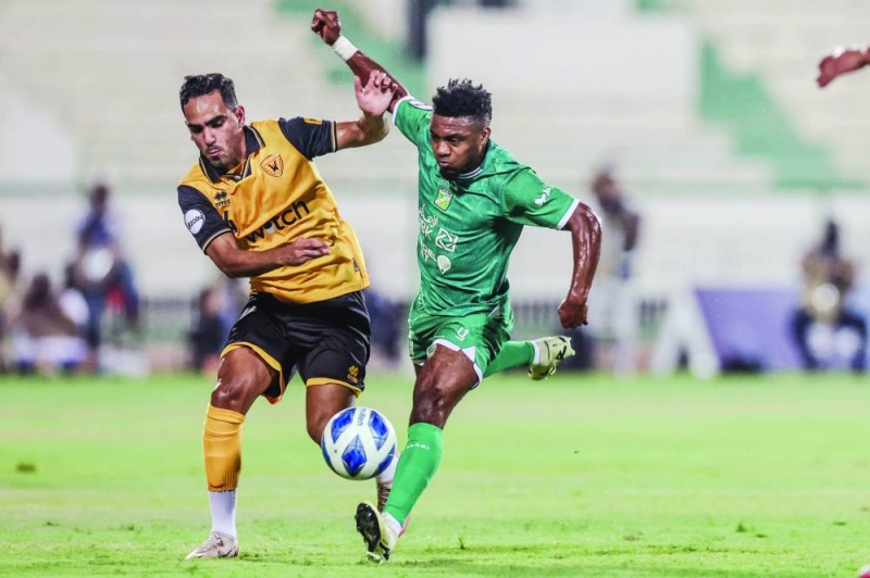 صراع على الكرة بين إيوالا والدوسري