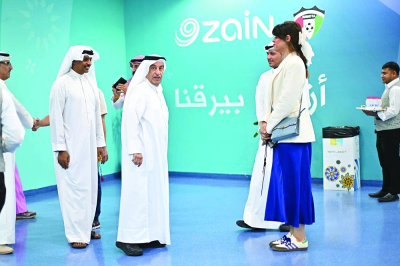 


أعضاء اللجنة خلال تفقدهم استاد جابر الدولي 