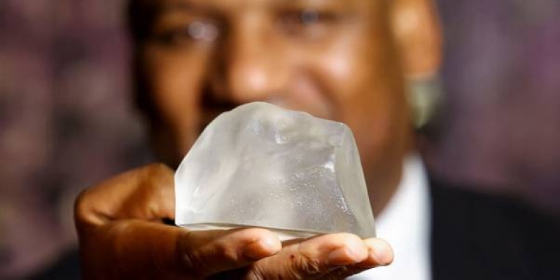 نسخة طبق الأصل من ماسة كولينان معروضة بمتحف في كيب تاون (رويترز)
