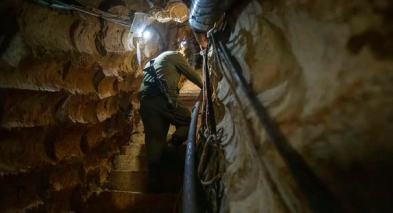 جندي إسرائيلي في نفق يمتد من جنوب لبنان إلى الداخل الإسرائيلي تم اكتشافه في 2021 