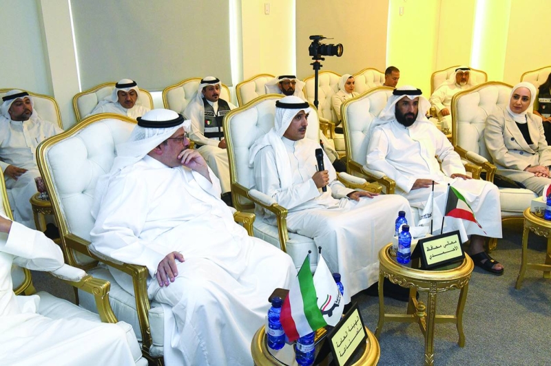 محافظ الأحمدي متحدثاً 