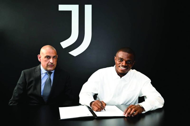 بيير كالولو موقعاً العقد