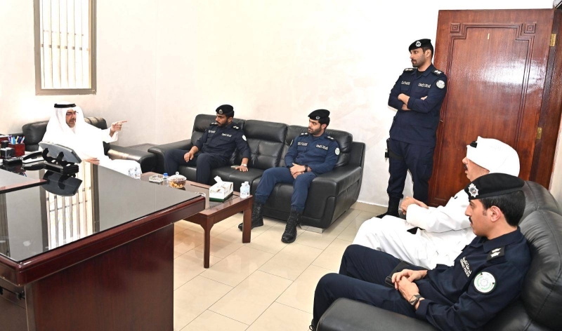 المحافظ متحدثاً لقياديي المخفر