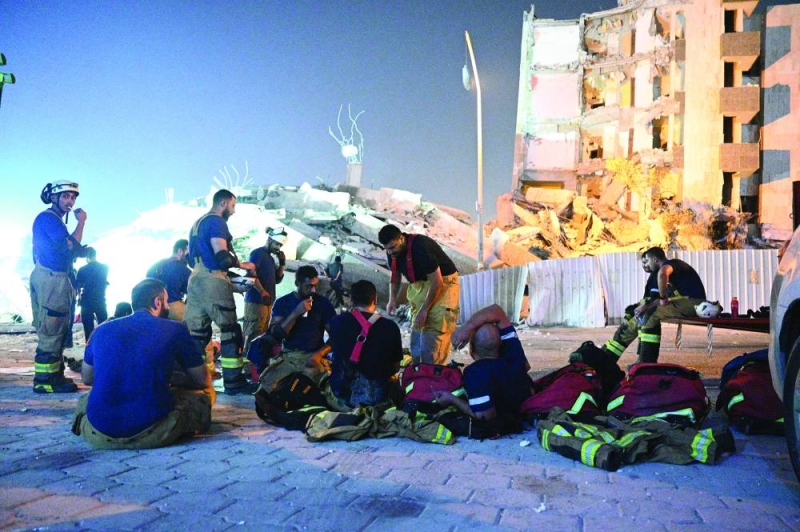 استراحة رجال الإطفاء عقب الاطمئنان على عدم وجود ضحايا تحت الركام
(تصوير نايف العقلة)